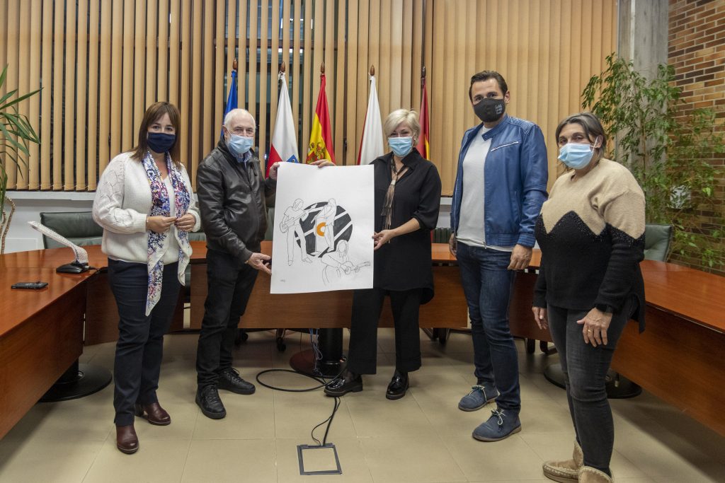 La alcaldesa de Polaco recibe de Pedro Sobrado la obra que ilustrará el disco recopilatorio, en presencia de representantes de Amat y de la concejal de Cultura
