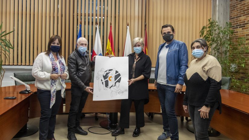 La alcaldesa de Polaco recibe de Pedro Sobrado la obra que ilustrará el disco recopilatorio, en presencia de representantes de Amat y de la concejal de Cultura