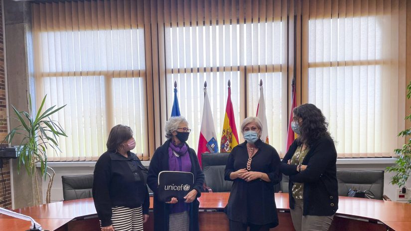 La alcaldesa y la concejal de Educación con las responsables de Unicef en Cantabria