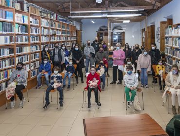 Autoridades, padres y niños ganadores del concurso de postales navideñas convocado por el Ayuntamiento de Polanco