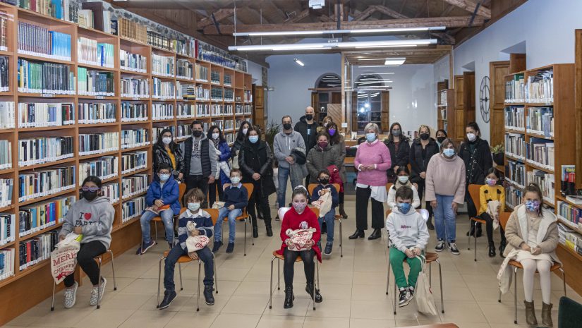 Autoridades, padres y niños ganadores del concurso de postales navideñas convocado por el Ayuntamiento de Polanco