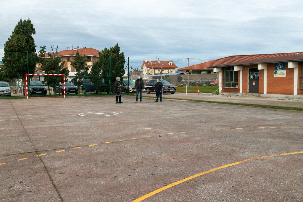 La alcaldesa visita la finca anexa el centro de salud de Polanco que ha sido cedida al SCS para la ampliación de las instalaciones sanitarias