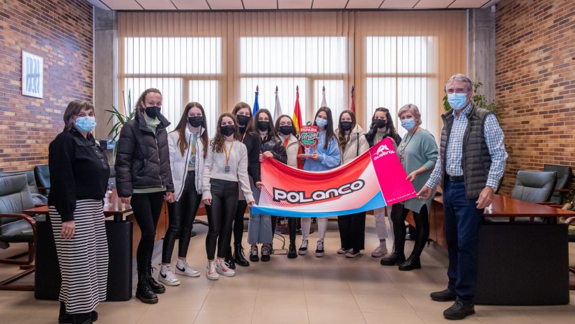 La alcaldesa y los concejales de Deportes y Educación con las integrantes Club Atlético Polanco de voleibol tras su bronce logrado en Valladolid