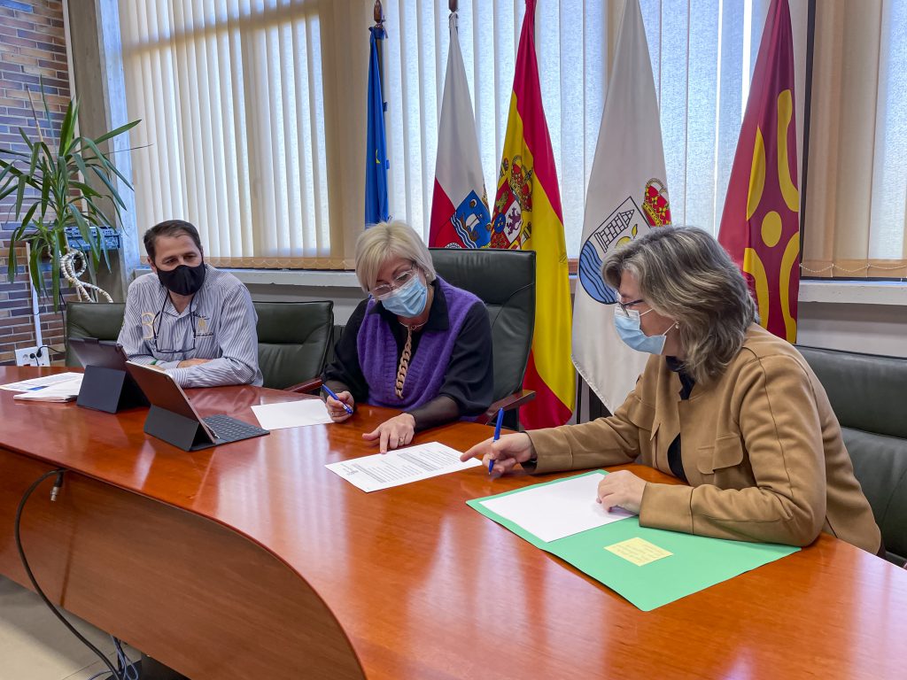 La alcaldesa, Rosa Díaz, y el concejal de Empleo, Pedro Roca, en la reunión de trabajo con la responsable de la ADL