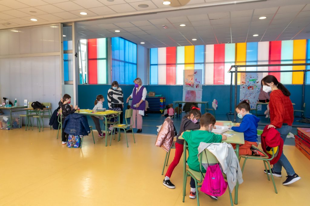 La alcaldesa, Rosa Díaz Fernández, y la concejal de Juventud en una reciente visita a los niños asistentes al programa de conciliación