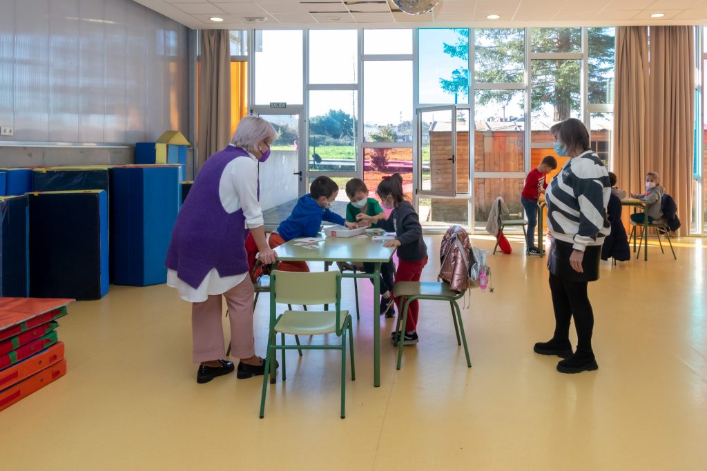 La alcaldesa, Rosa Díaz Fernández, y la concejal de Juventud en una reciente visita a los niños asistentes al programa de conciliación