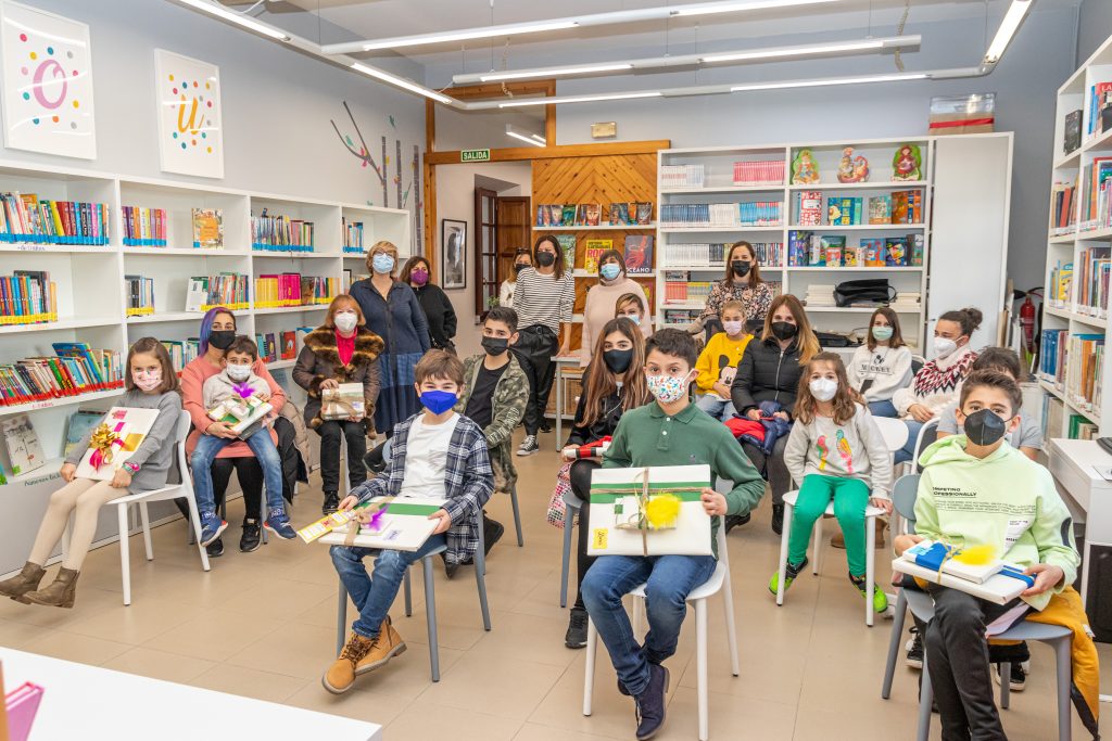 La concejal de Cultura y las responsables de la biblioteca y la Casa Joven con los ganadores de la iniciativa Reto Lector