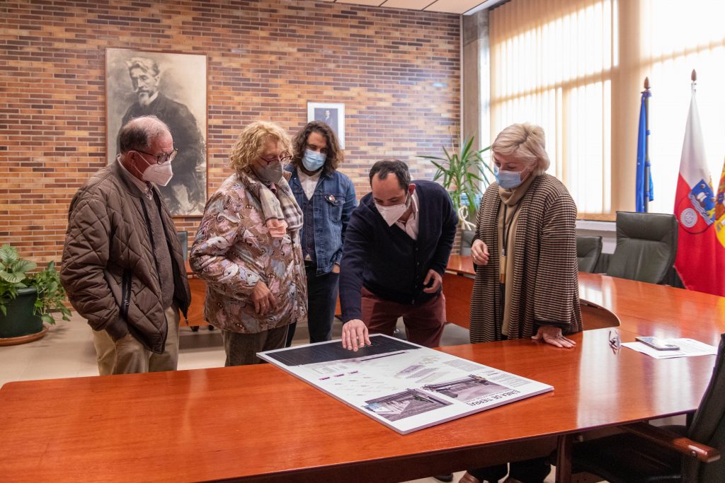 La alcaldesa y los arquitectos muestran el borrador del proyecto de centro cívico a la propietaria de los terrenos