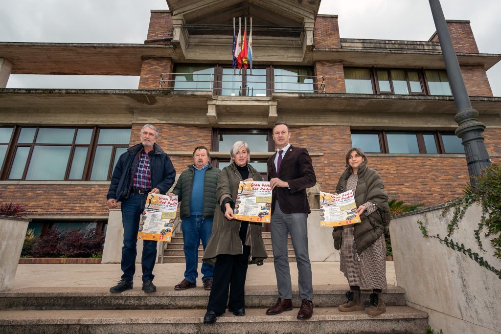 El consejero, la alcaldesa y concejales de Polanco durante la presentación de la feria