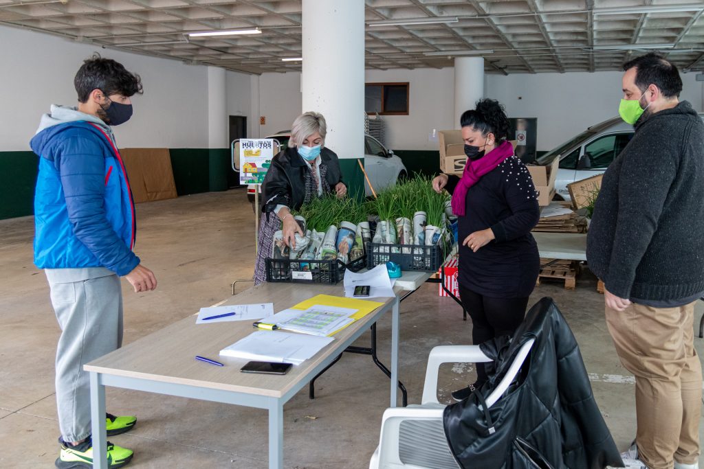 La alcaldesa, Rosa Díaz Fernández, y los concejales Isabel Herrera Landeras y Cristian Olmo Salas durante el reparto de las plantas de cebolla a los vecinos