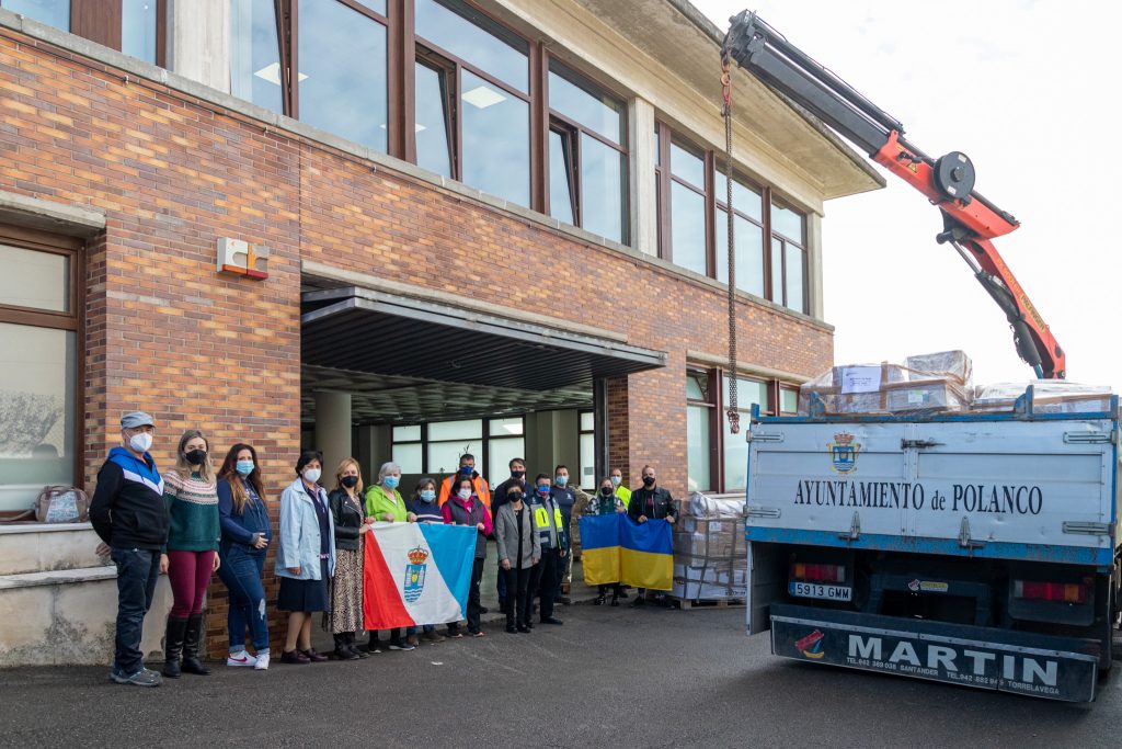 Representantes de colectivos que han participado en la recogida de material sanitario, alimentos no perecederos y ropa para el pueblo ucraniano