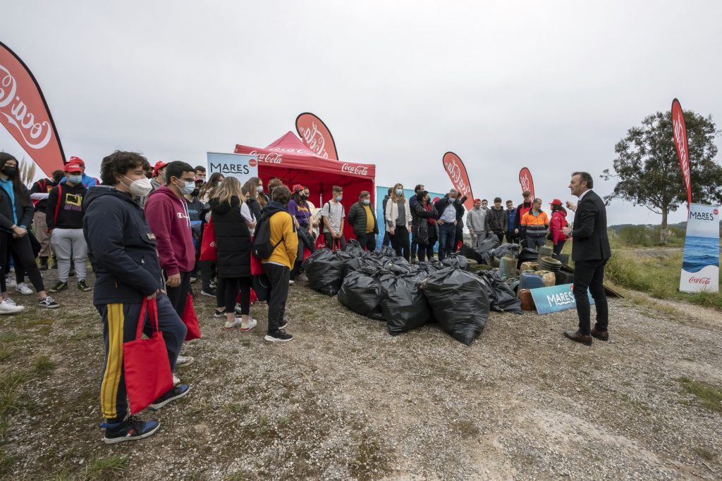 El consejero Guillermo Blanco junto a los voluntarios en la limpieza de la ría de Requejada