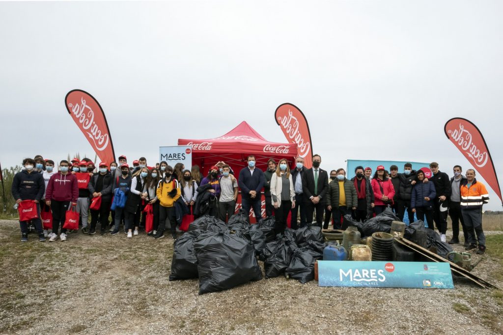 El consejero Guillermo Blanco junto a los voluntarios en la limpieza de la ría de Requejada