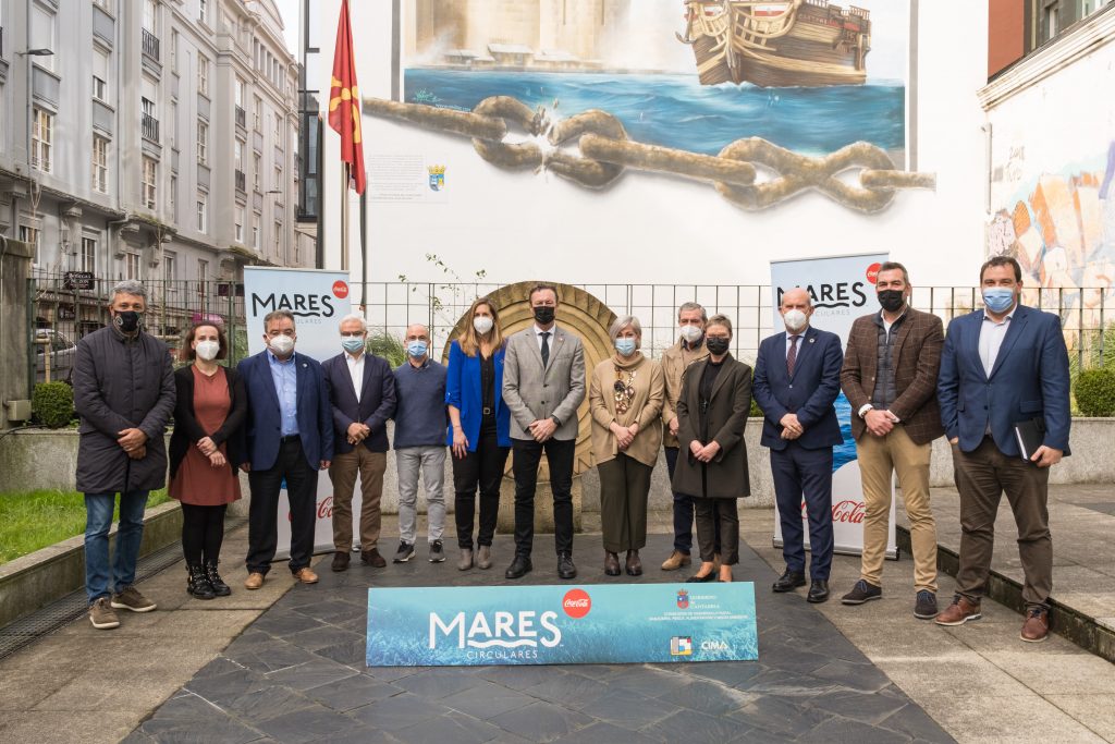 El consejero Guillermo Blanco junto a la alcaldesa de Polanco y representantes de las entidades