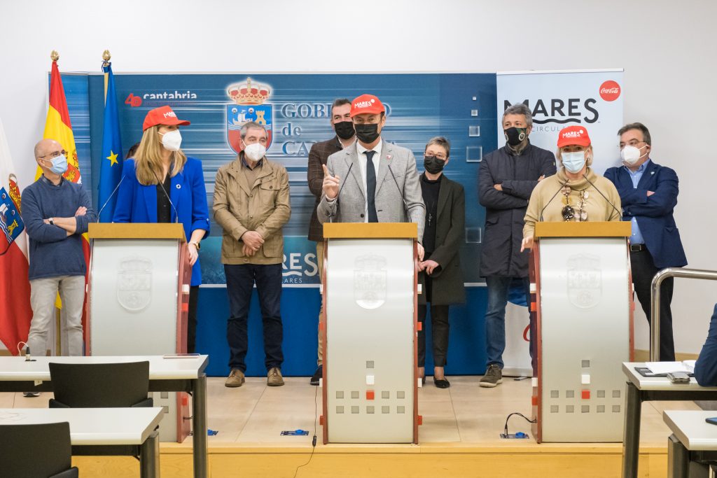 El consejero Guillermo Blanco junto a la alcaldesa de Polanco y representantes de las entidades