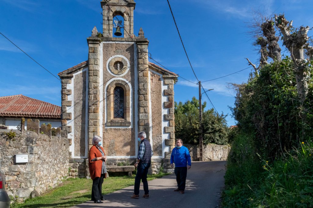 La alcaldesa y los concejales de Obras y Barrios, Avelino Rodríguez y Fernando Sañudo, en una visita de inspección a la ermita de Santiago