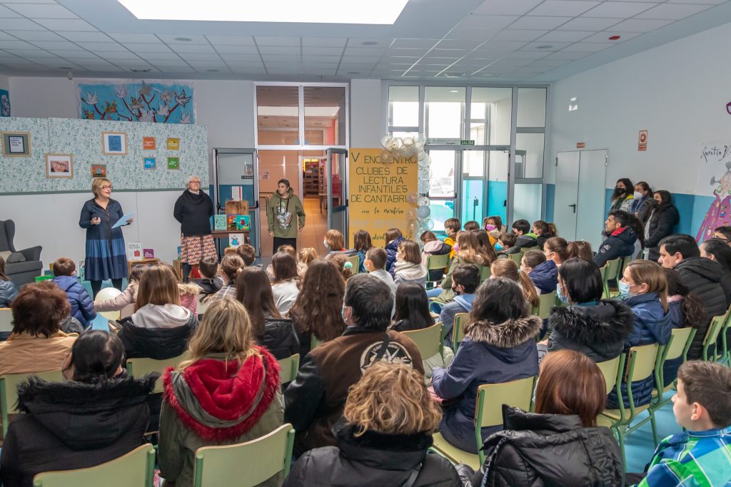 Asistentes a la reunión los clubes de lectura infantilices de Cantabria en Polanco