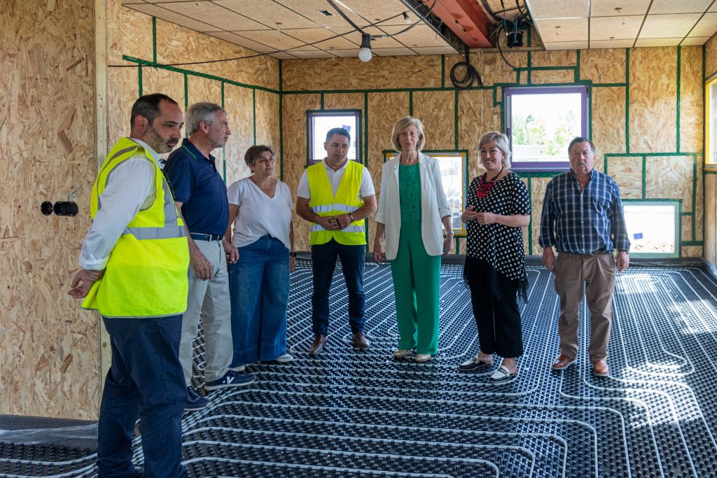 La consejera y la alcaldesa junto a concejales y técnicos durante su visita a las obras