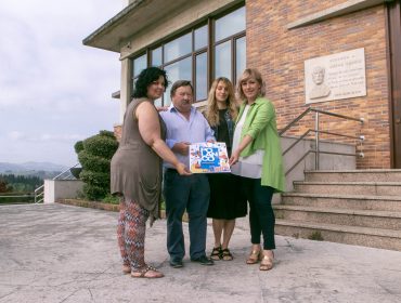 La alcaldesa, Rosa Díaz Fernández, y concejales junto a la artista Sara Temiño (segunda por la derecha), ganadora del último concurso del cartel de las fiestas celebrado en 2019