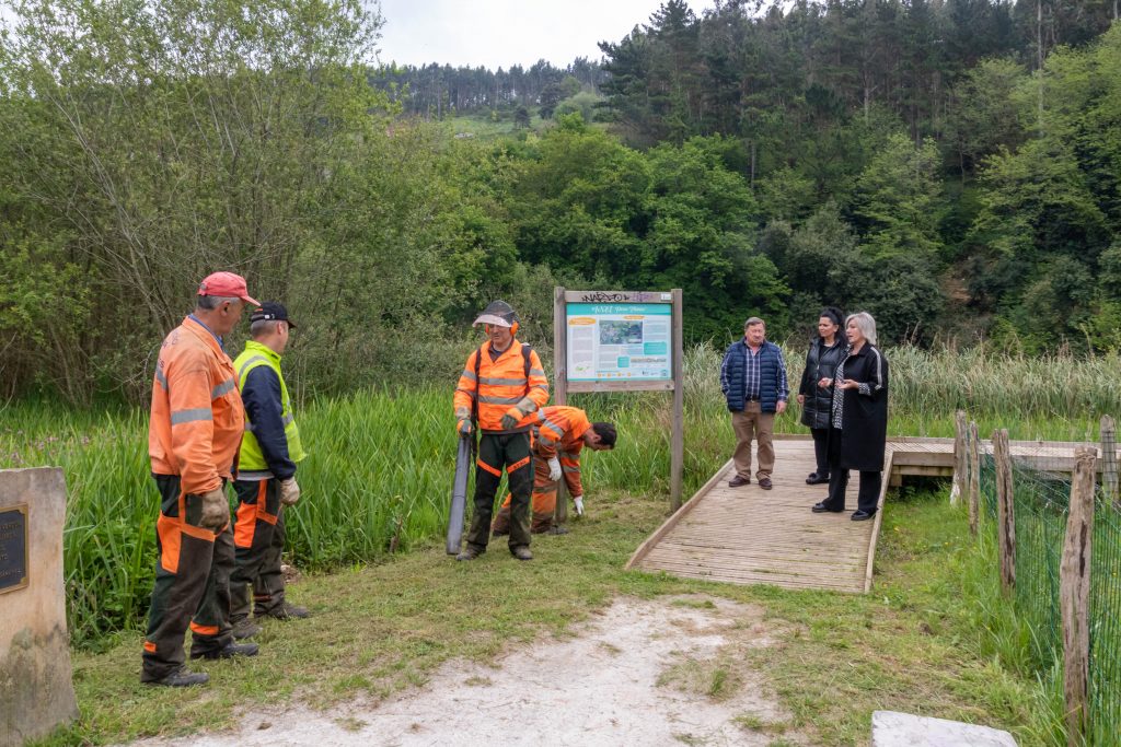 La alcaldesa y los concejales de Medio Ambiente y Barrios supervisa los trabajos de las cuadrillas de Medio Natural en la limpieza del Pozo Tremeo