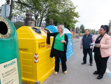 La alcaldesa junto a los concejales de Medio Ambiente y Barrios hace uso de los nuevos contenedores de recogida selectiva