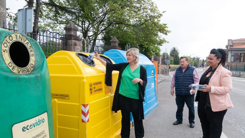 La alcaldesa junto a los concejales de Medio Ambiente y Barrios hace uso de los nuevos contenedores de recogida selectiva