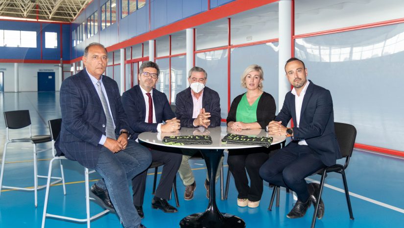 Alcaldes y directivos de Solvay tras la firma de los convenios en las instalaciones del polideportivo y la piscina de Requejada