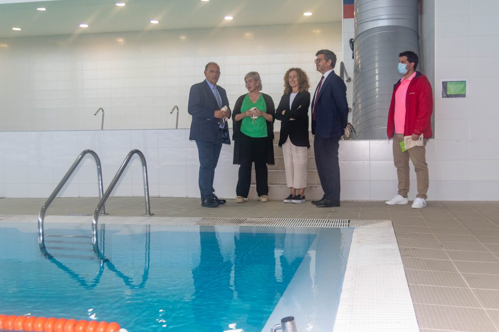 Alcaldes y directivos de Solvay tras la firma de los convenios en las instalaciones del polideportivo y la piscina de Requejada
