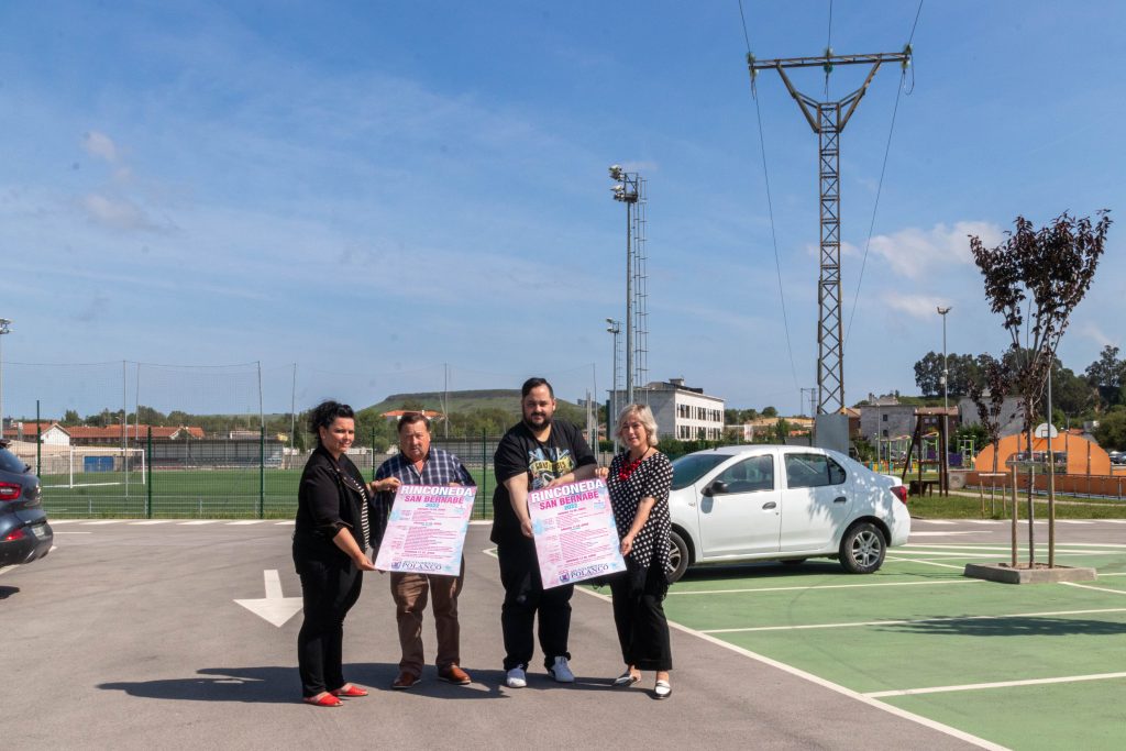 La alcaldesa, Rosa Díaz Fernández, y los concejales Fernando Sañudo e Isabel Herrera presentan el cartel de las fiestas de Rinconeda en el nuevo emplazamiento donde se celebrarán los eventos