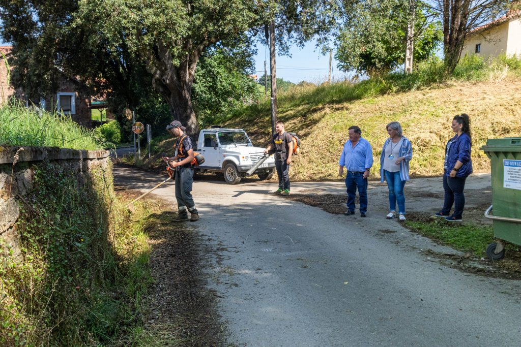 La alcaldesa de Polanco, Rosa Díaz Fernández, junto a los concejales de Barrios, Fernando Sañudo, y de Medio Ambiente, Isabel Herrera, revisando una de las zonas donde se realizan labores de desbroce y limpieza de cunetas