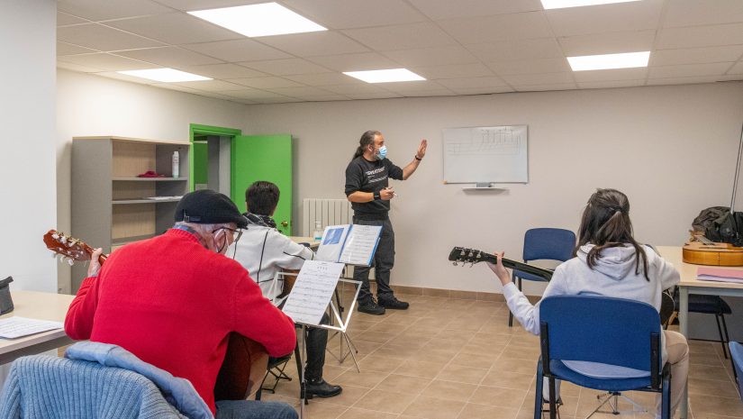 Alumnos de la actividad de guitarra durante una clase el pasado curso de los talleres culturales de Polanco