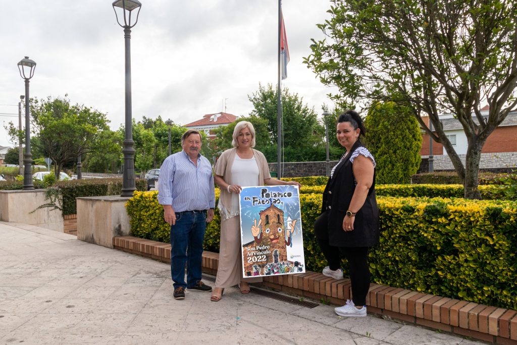 La alcaldesa de Polanco, Rosa Díaz Fernández, y los concejales de Festejos, Fernando Saludo, y de Medio Ambiente, Isabel Herrera, muestran el cartel anunciador de San Pedro Advíncula de este año