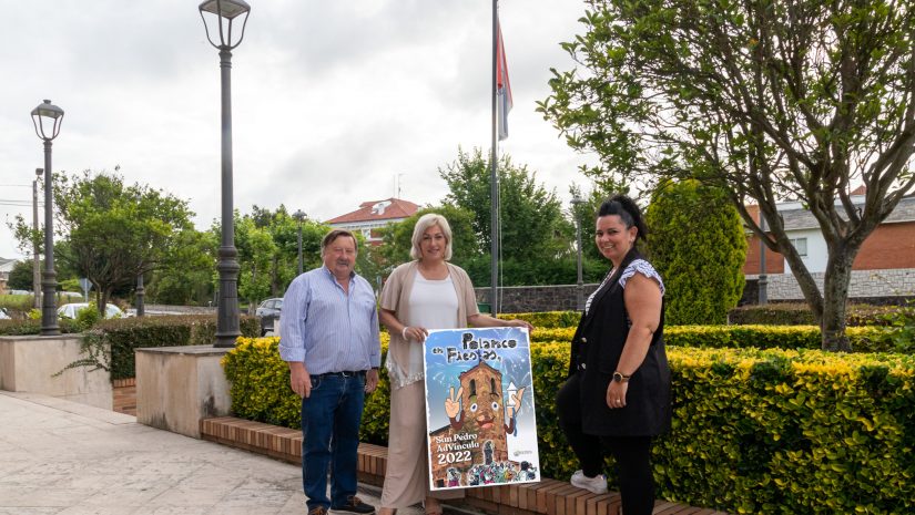 La alcaldesa de Polanco, Rosa Díaz Fernández, y los concejales de Festejos, Fernando Saludo, y de Medio Ambiente, Isabel Herrera, muestran el cartel anunciador de San Pedro Advíncula de este año