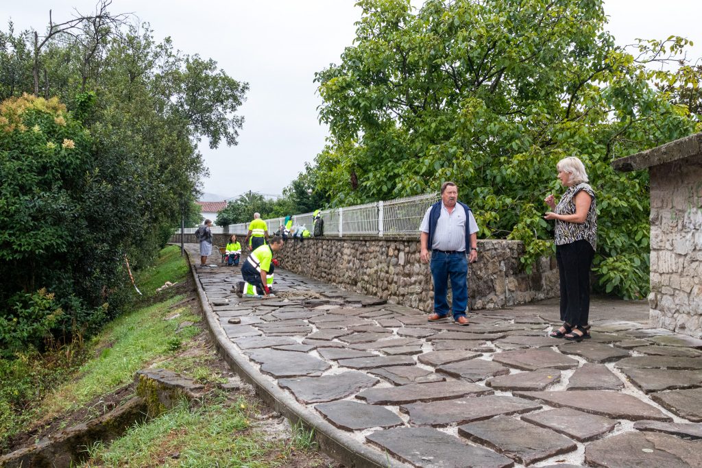 La alcaldesa, Rosa Díaz Fernández, y el concejal de Barrios, Fernando Sañudo, visitan las obras de reparación del camino peatonal junto al río Cabo que realizan operarios de Corporaciones Locales