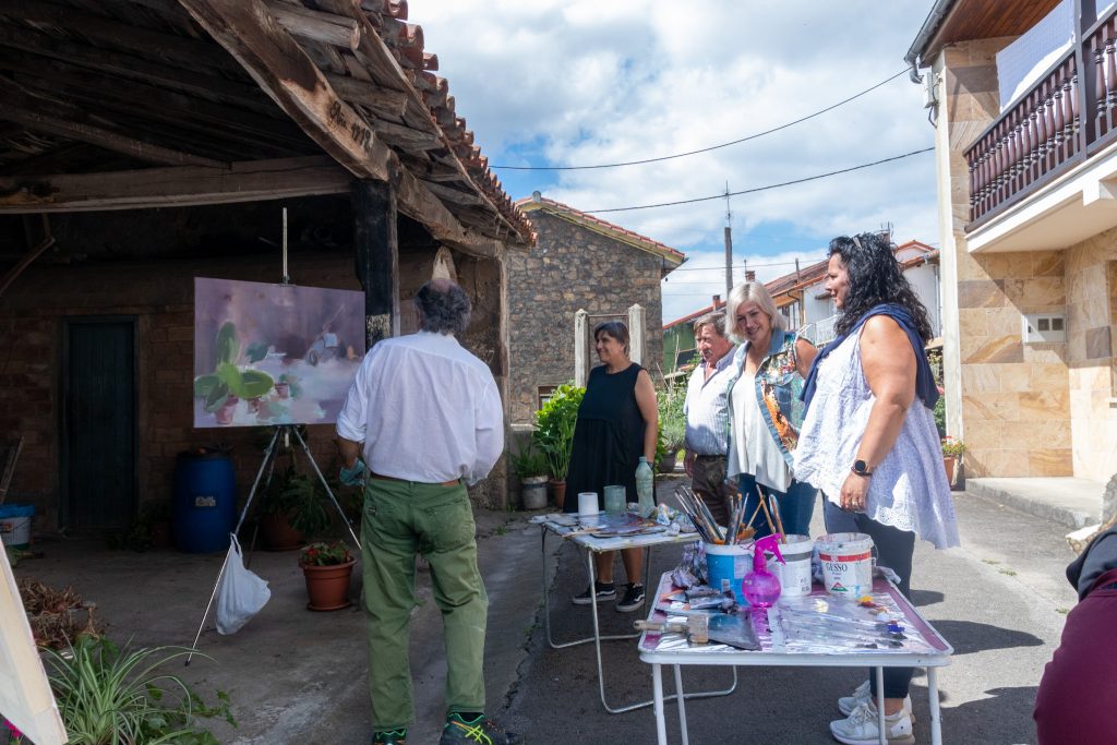 La alcaldesa, Rosa Díaz Fernández, y la concejal de Cultura, Alicia Martínez Bustillo, asisten al desarrollo del concurso de pintura al aire libre visitando a los artistas en su lugar de trabajo