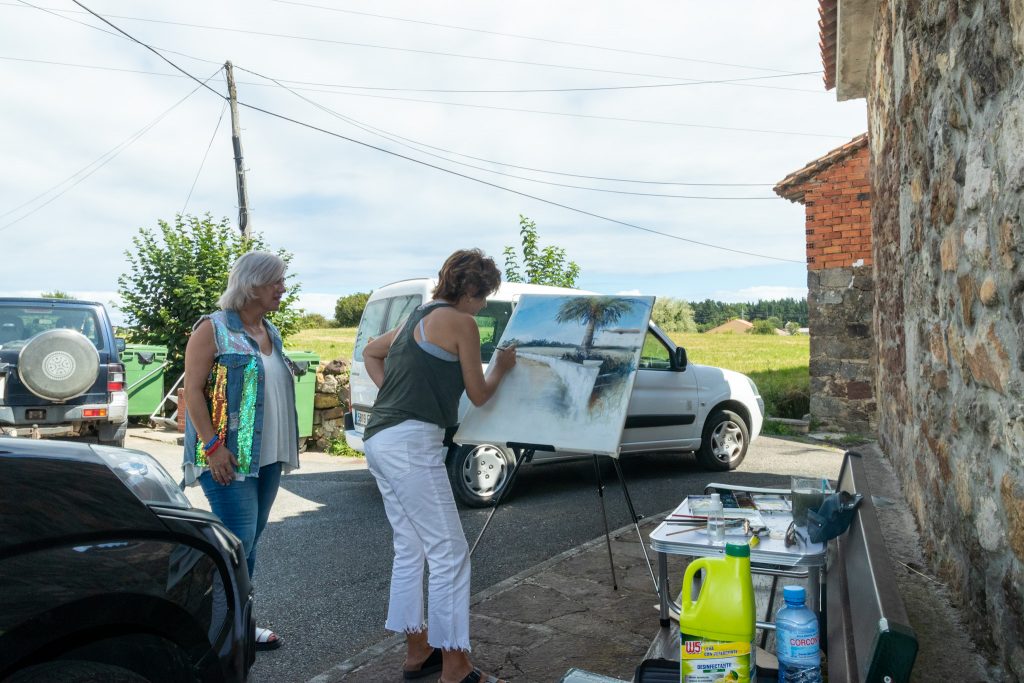 La alcaldesa, Rosa Díaz Fernández, y la concejal de Cultura, Alicia Martínez Bustillo, asisten al desarrollo del concurso de pintura al aire libre visitando a los artistas en su lugar de trabajo