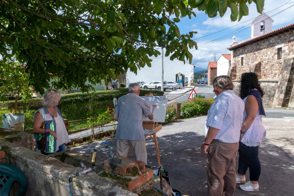 La alcaldesa, Rosa Díaz Fernández, y la concejal de Cultura, Alicia Martínez Bustillo, asisten al desarrollo del concurso de pintura al aire libre visitando a los artistas en su lugar de trabajo