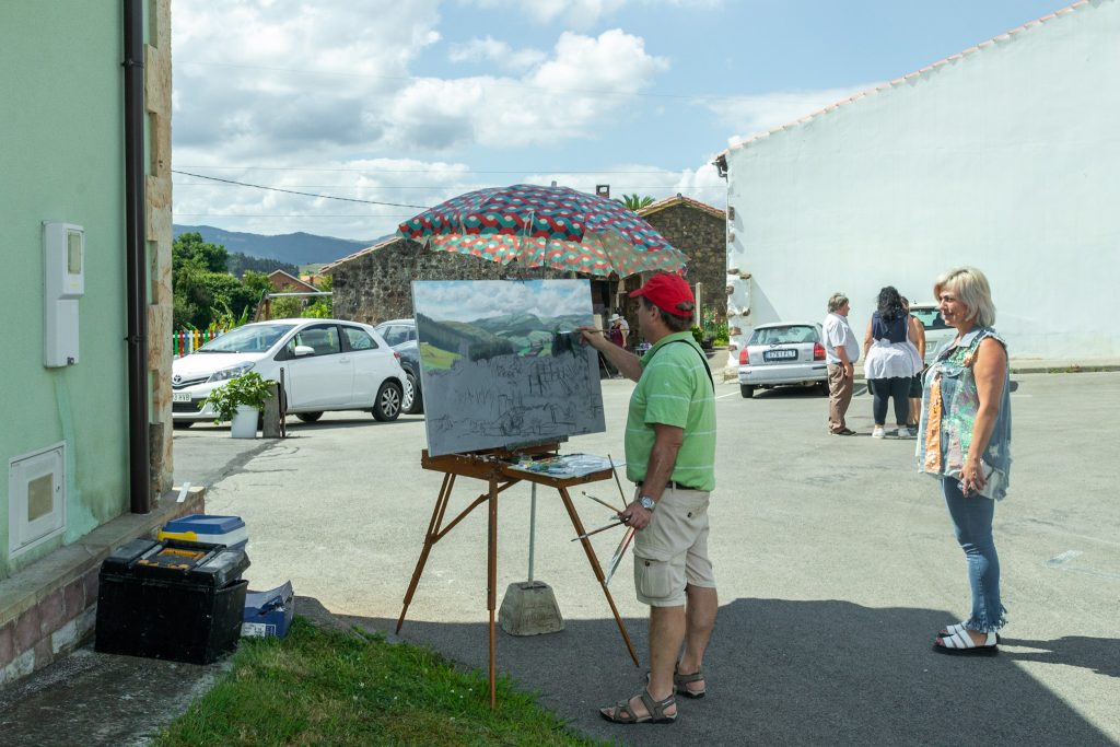 La alcaldesa, Rosa Díaz Fernández, y la concejal de Cultura, Alicia Martínez Bustillo, asisten al desarrollo del concurso de pintura al aire libre visitando a los artistas en su lugar de trabajo