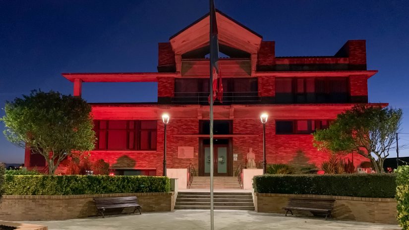 (imagen de archivo) Iluminación en rojo de la fachada del Ayuntamiento de Polanco durante el Día de la Concienciación con la Enfermedad de Duchnne