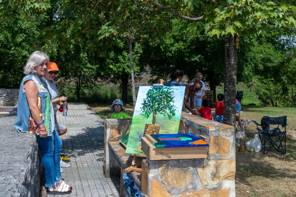 La alcaldesa, Rosa Díaz Fernández, y la concejal de Cultura, Alicia Martínez Bustillo, asisten al desarrollo del concurso de pintura al aire libre visitando a los artistas en su lugar de trabajo