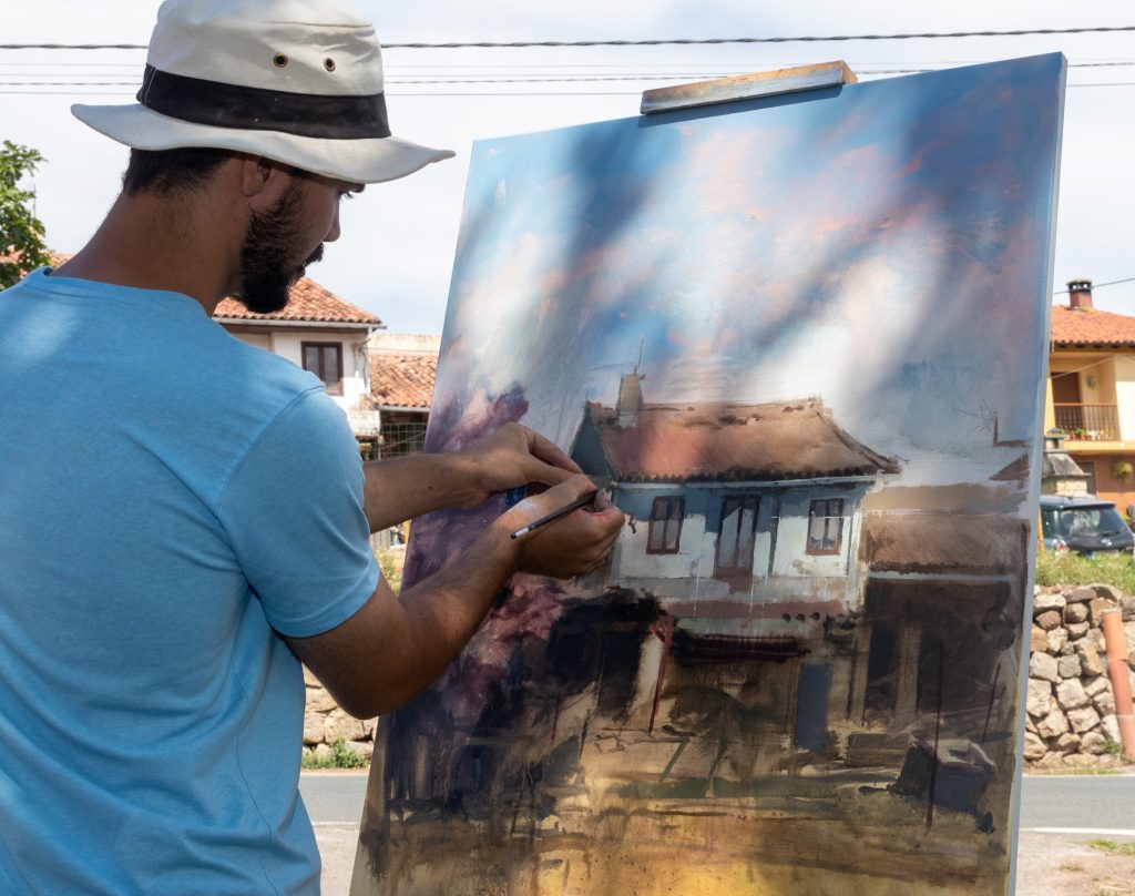 La alcaldesa, Rosa Díaz Fernández, y la concejal de Cultura, Alicia Martínez Bustillo, asisten al desarrollo del concurso de pintura al aire libre visitando a los artistas en su lugar de trabajo