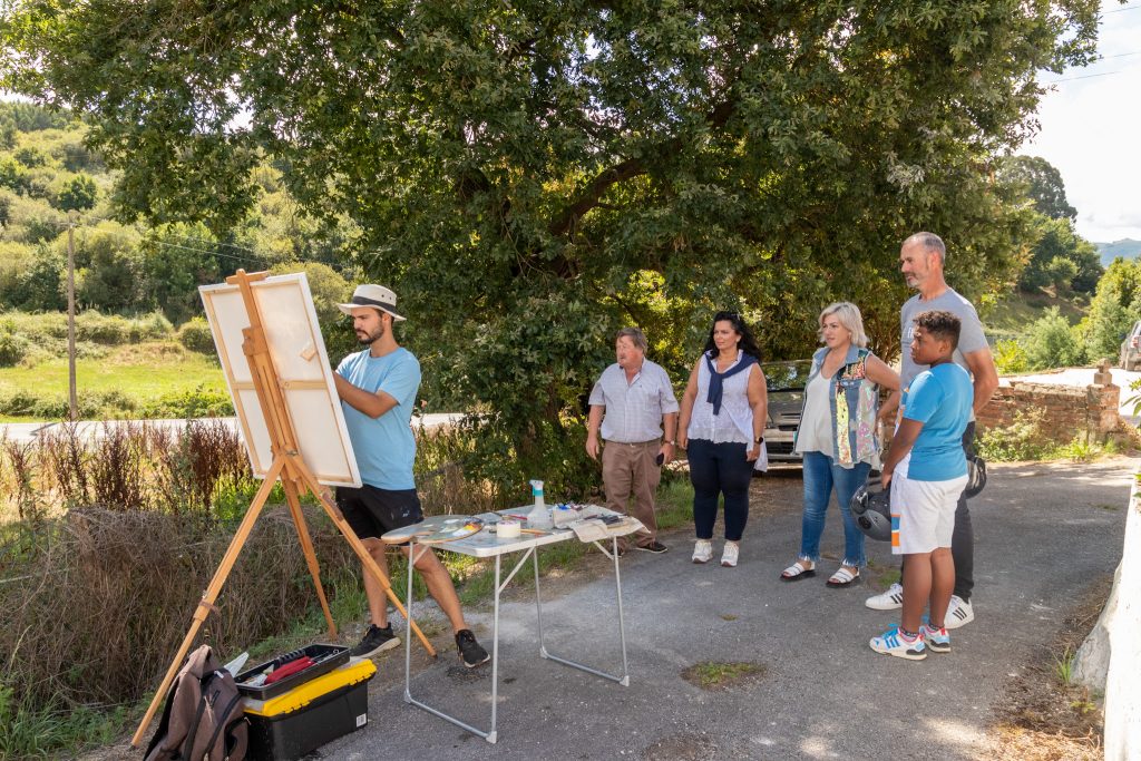 La alcaldesa, Rosa Díaz Fernández, y la concejal de Cultura, Alicia Martínez Bustillo, asisten al desarrollo del concurso de pintura al aire libre visitando a los artistas en su lugar de trabajo