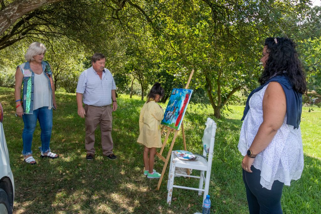 La alcaldesa, Rosa Díaz Fernández, y la concejal de Cultura, Alicia Martínez Bustillo, asisten al desarrollo del concurso de pintura al aire libre visitando a los artistas en su lugar de trabajo