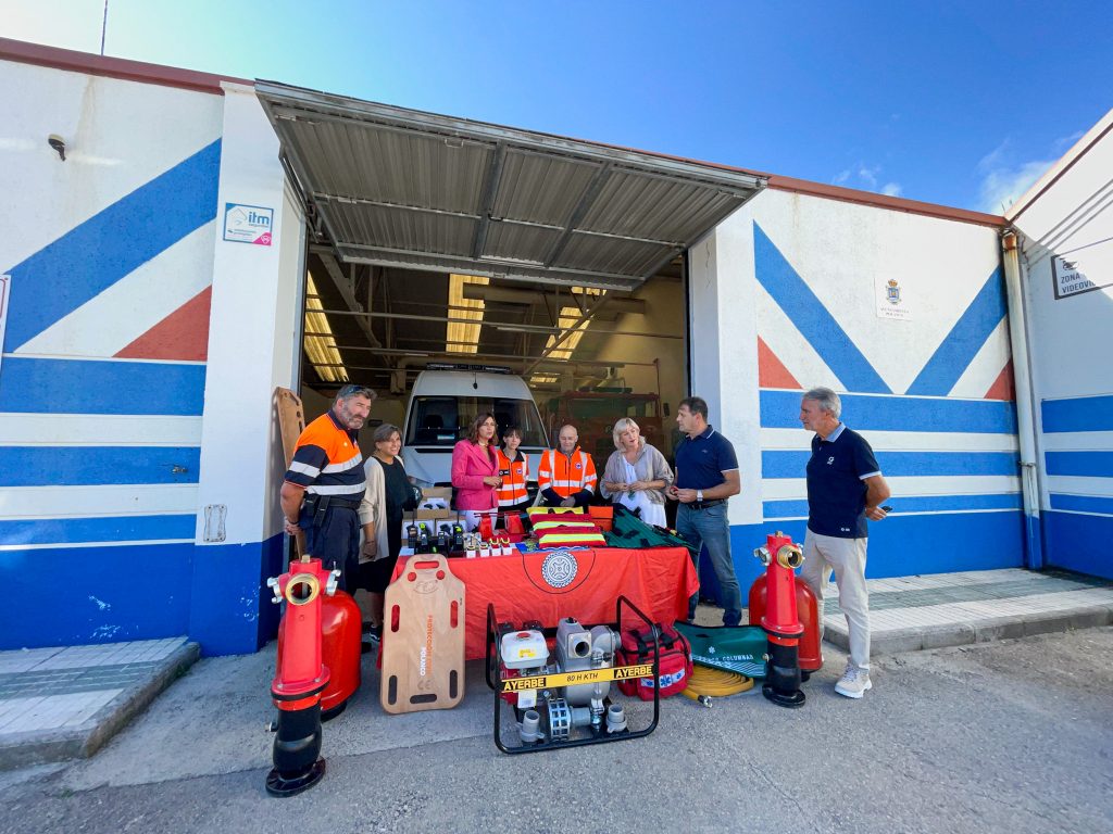 La consejera y la alcaldesa, junto con concejales y voluntarios, revisan el material facilitado por el Gobierno de Cantabria a la Agrupación de Polanco