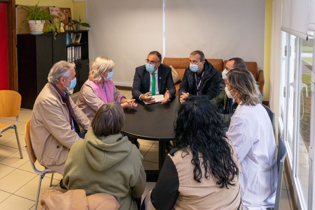 El consejero de Sanidad, Raúl Pesquera, y la alcaldesa de Polanco, Rosa Díaz