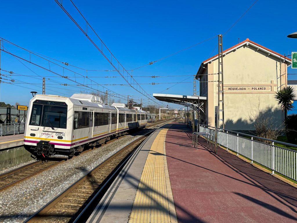 Un convoy ferroviario de pasajeros en la estación de Requejada