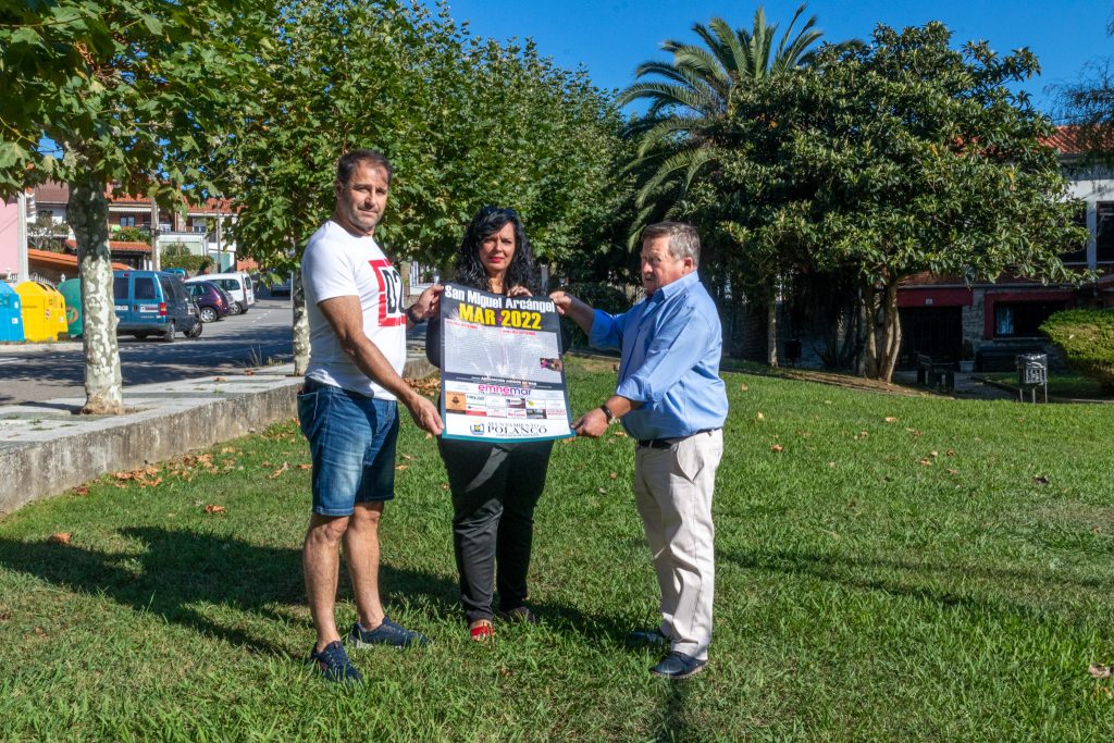 El concejal de Festejos, Fernando Sañudo Pérez, junto a Pedro Roca e Isabel Herrera muestran el cartel anunciador de las fiestas