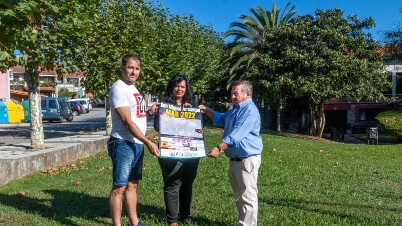 El concejal de Festejos, Fernando Sañudo Pérez, junto a Pedro Roca e Isabel Herrera muestran el cartel anunciador de las fiestas