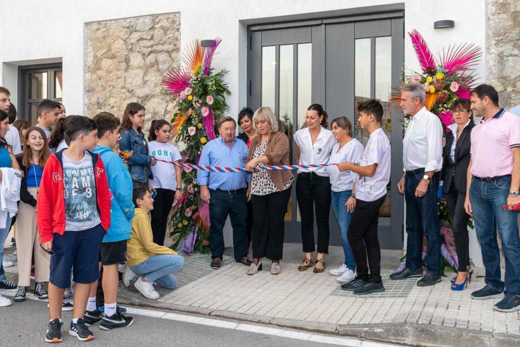 La alcaldesa, concejales y decenas de chavales en la inauguración de la Casa Joven de Polanco