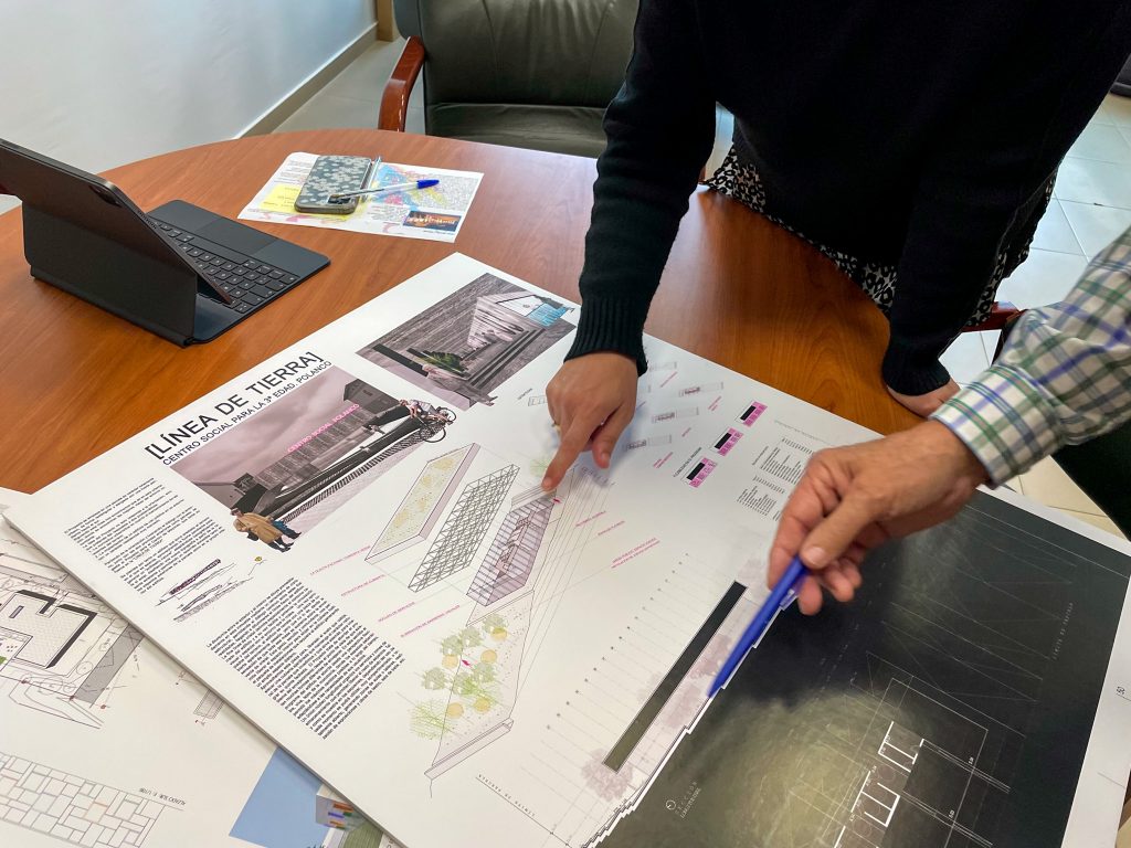 La alcaldesa y el concejal de Obras revisan los planos del futuro centro social de la Tercera Edad de Polanco